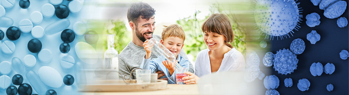 Familie mit reinem Trinkwasser und Wasserfilter