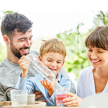 Familie mit Trinkwasserfilter